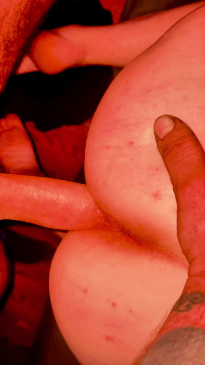 Chester Van Name: Ruiva casada gostosa com pés sensuais leva um enorme banheiro...