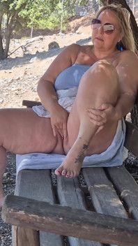 Geile ehefrau masturbiert auf der bank