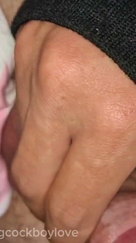 Een Neukende Femboy Met Een Lul in Zijn Gat Wordt Bedekt Met Heet Sperma Van Zijn Penis in Grote Stromen