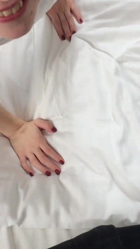 젖을 빨아달라고 요청하는 여동생