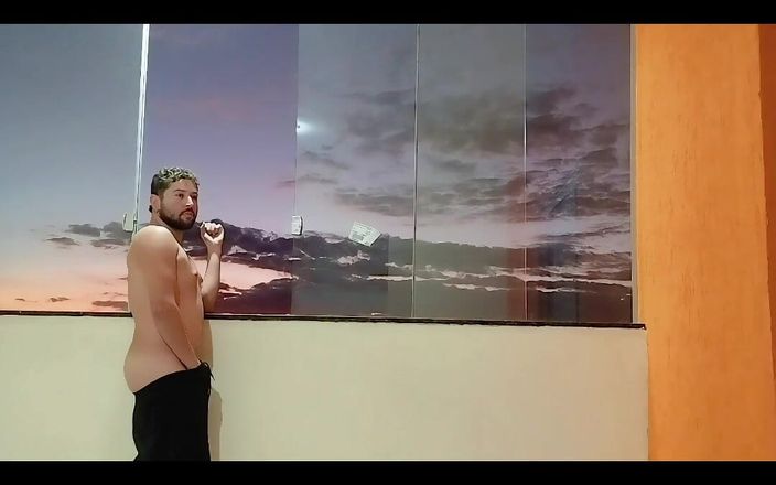 Marcosninfo: Studentul s-a arătat pe balconul noii case pentru a fi...