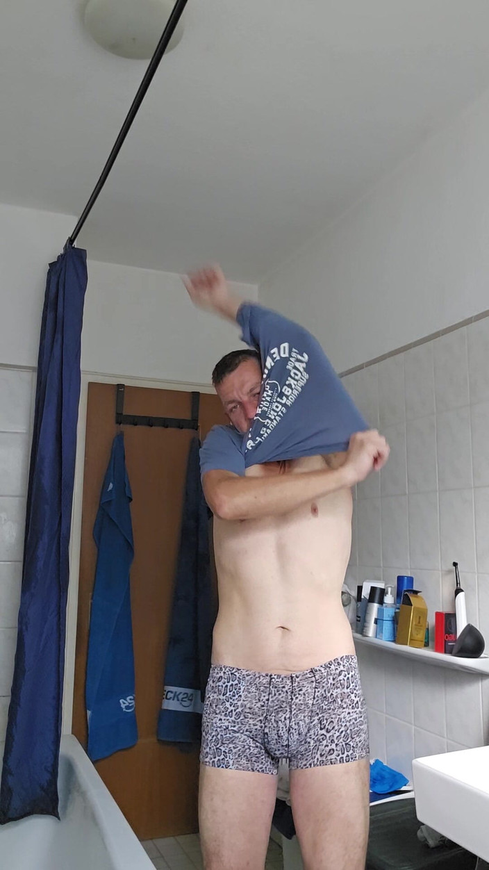 Chris_snoopy_91: Prysznic i po ciężkim dniu pracy w sobotę