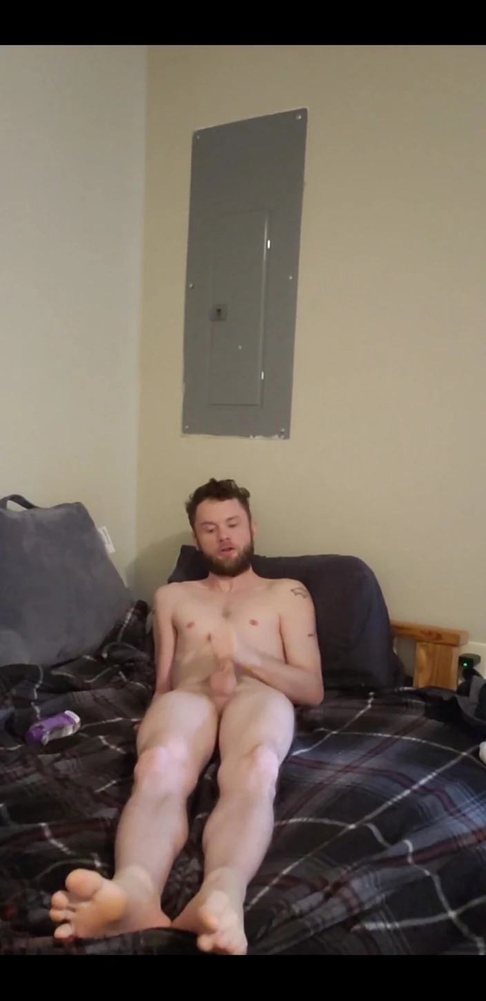 TalenJames: Ich streichelt meinen schwanz auf dem neuen bett!