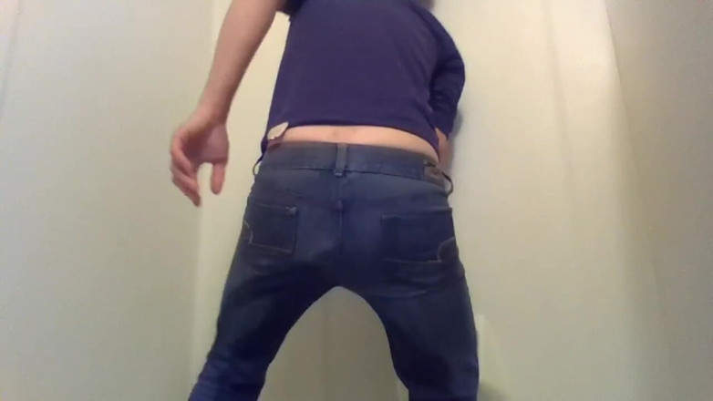 LilTaste: Fofa transgirl mijando jeans intencionalmente pela primeira vez; Totalmente vestido