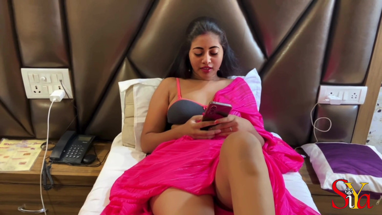 Vicky Siya: Hintli seksi kadın kocasıyla konuşurken sikiliyor
