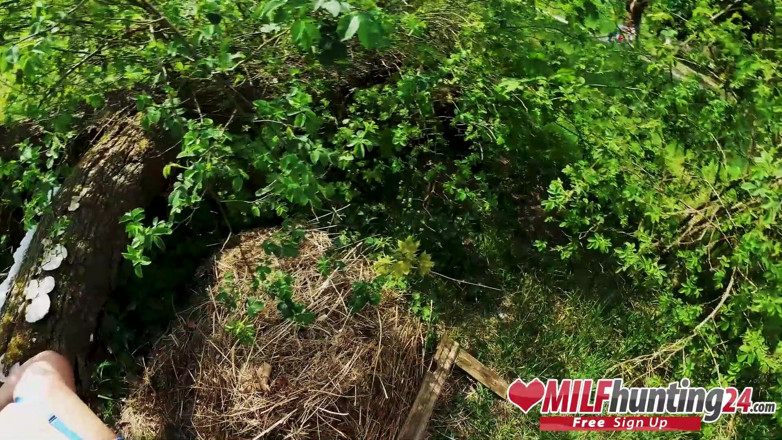 MILF Hunter 24: MILF-jägerin nagelt Priscilla im park! (ENGLISCH)