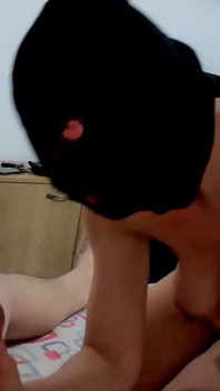 Madura puta milf vestindo uma Siririca e engasgando em um pau grosso e grande