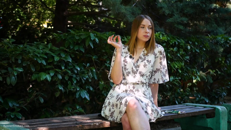 Russian Smokers: Evgeniya está fumando cigarrillo fuerte