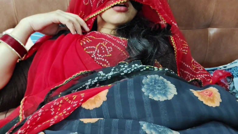 Ruhika Backbencher: Desi Bhabhi ugasił swoje pożądanie, wkładając palec w jej tyłek