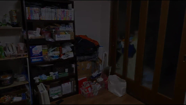 Strix: Une fille en fuite (18 ans) avec un boulon sur les...