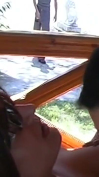 Une brune mature se fait doigter jusqu’à l’orgasme