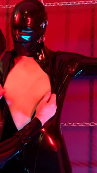 Sklavin im latex-catsuit in elektro-shock-heels