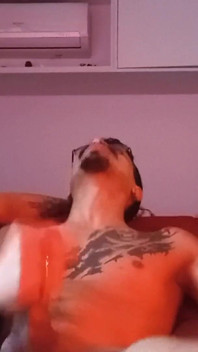 PAWG Sitter stor röv och orsakar en förstörd orgasm Ft. Amber Kai