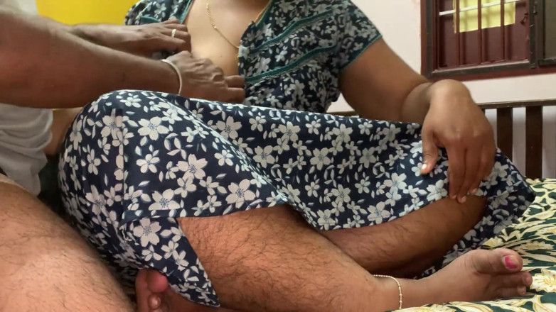 Karthi: Tamilischer junge lutscht möpse seiner tante und leckt muschi bis...
