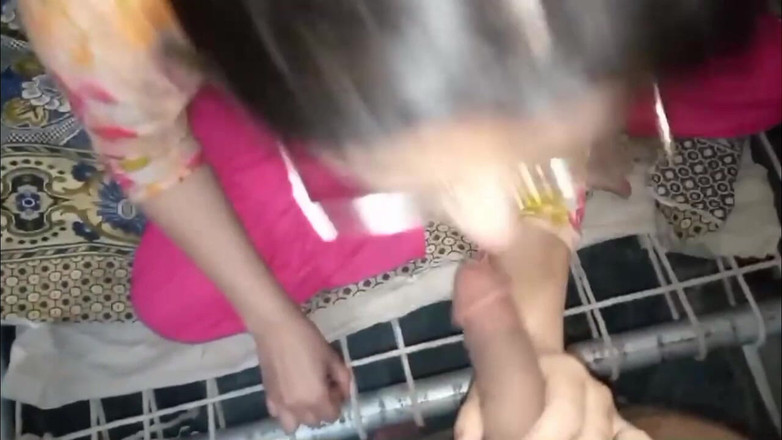 Dasi couple: Huisvrouw pijpbeurt grote lul in mond Dasi-meisje