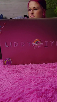 Liddy Tyler assaggia la figa di un'altra ragazza sul cazzo del suo ragazzo