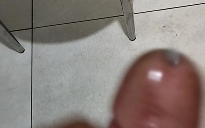 Blackcock83: Un eccitante video di masturbazione
