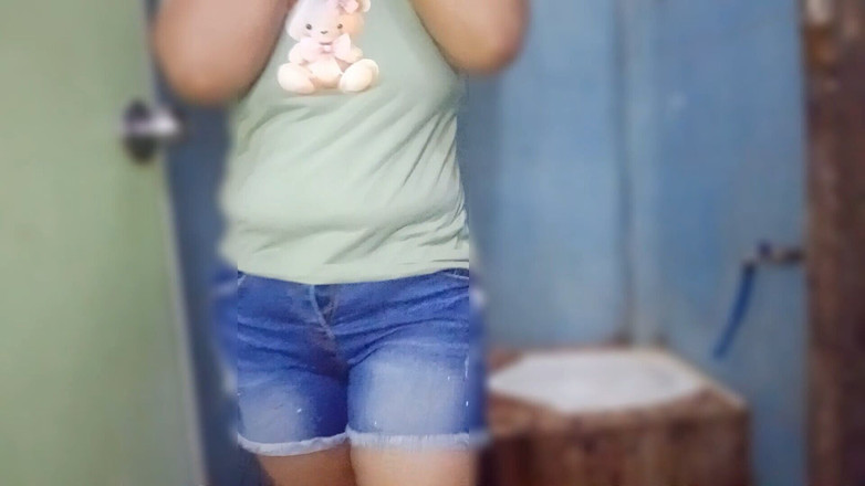 AlexisAir: Masturbação no banheiro