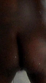 Twerken in bad #2 dansend onder de douche