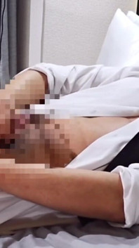 스트립챗으로 정장 차림으로 쓰다듬는 아시아 근육 덩어리 육덕 아빠