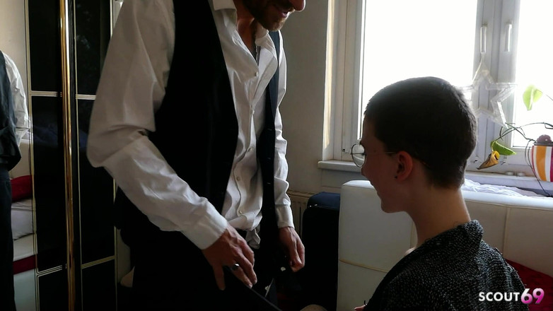 Scout69: Tyska glasögon shor hår nörd flickvän Lia Louise få hårt...