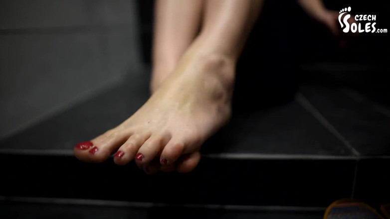 Czech Soles - foot fetish content: Хочеш почистити мої брудні підошви?
