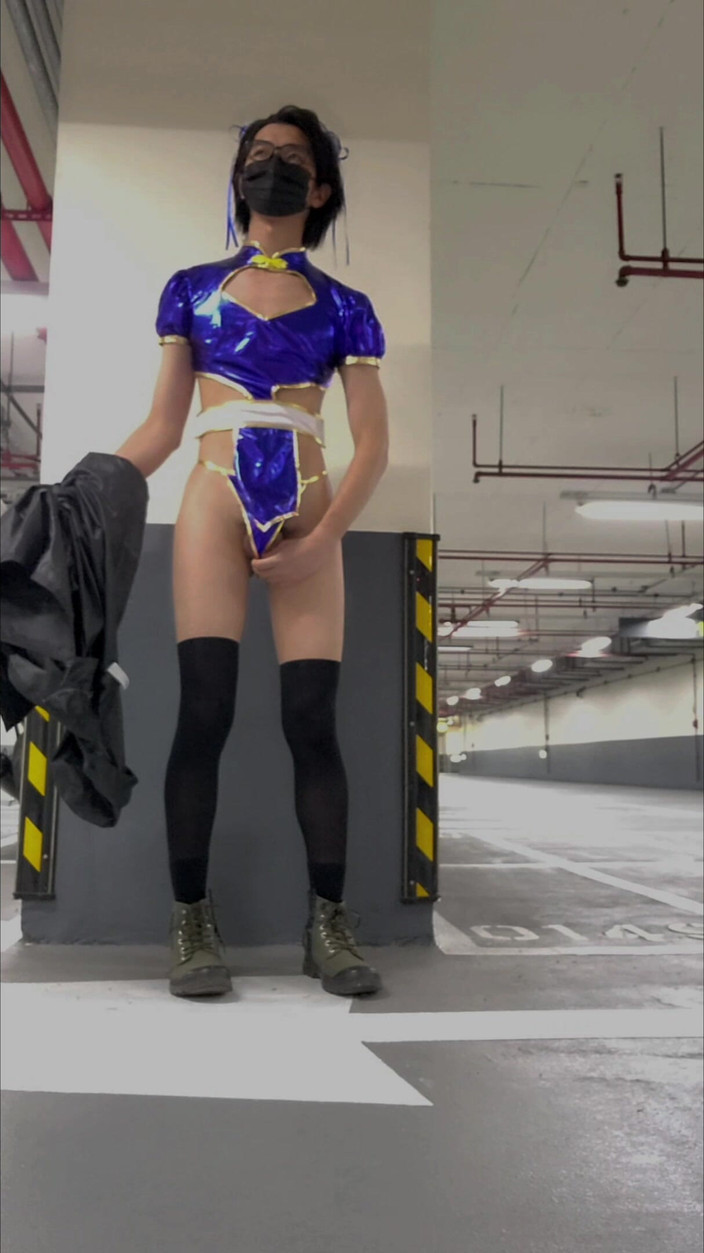 NotAFuta: 춘리는 주차장에서 노출증을 보입니다