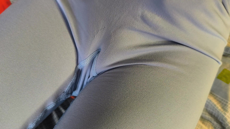 Blondasexy00: सौतेले भाई ने मेरी कुंवारी चूत छूने की हिम्मत की! लेगिंग में मेरी चूत की रूपरेखा के बाद