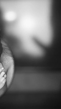 Milf mulher-gato chupa um pau grande e engole a porra e depois lambe das mãos em vista dupla