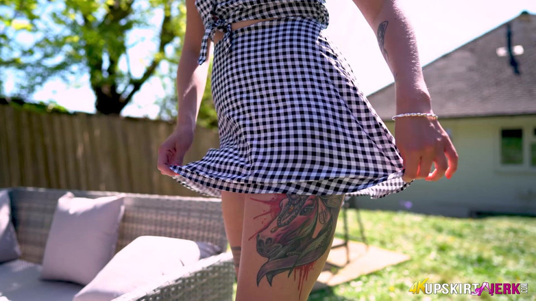 SkirtJerk: Auburn fox - matahari terbenam, memek keluar!