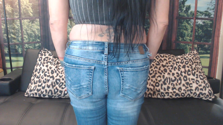 Abby Anna: Frullato di culo in jeans e serrato