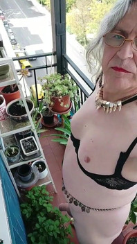 Una Puta Transexual Se Exhibe En La Terraza