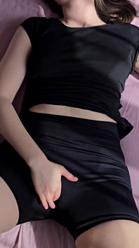 Super heißer handjob und abspritzen auf meine neuen schwarzen shorts!