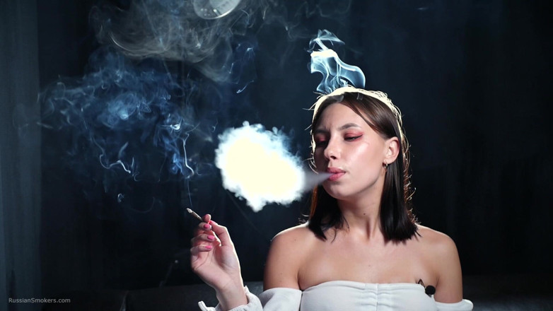 Russian Smokers: Seduzione fumo lento calma fiducia a tarda notte