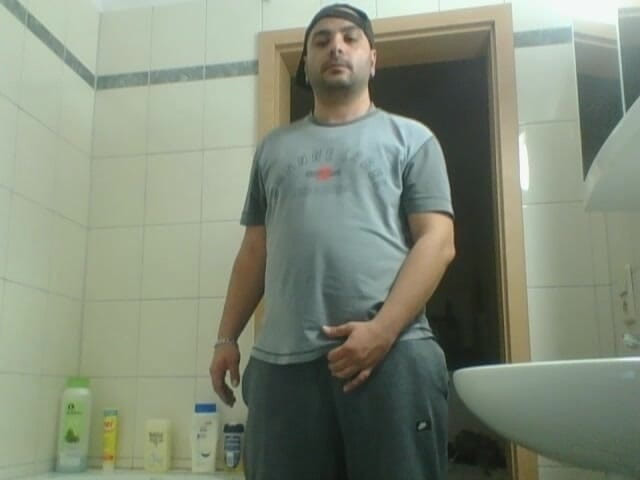 SmokedAlloy2: Dirtyjunkbro orinando en el inodoro