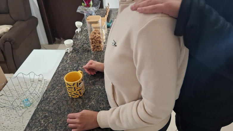 Gabi SweetCouplesStories: Pasierbica jest zaskoczona podczas śniadania.