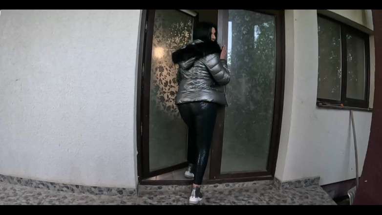 MilfyCalla: 정원사에서 내 반짝이는 다운 재킷에 정액을 많이