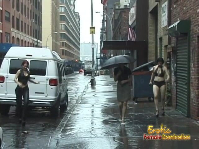 Erotic Lezdom: Une salope soumise fouettée et punie dans la rue par...