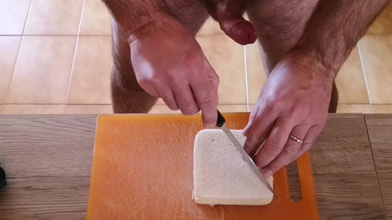 Cicci77: Cicci77 menyiapkan sandwich dengan sperma untuk teman-temannya!!