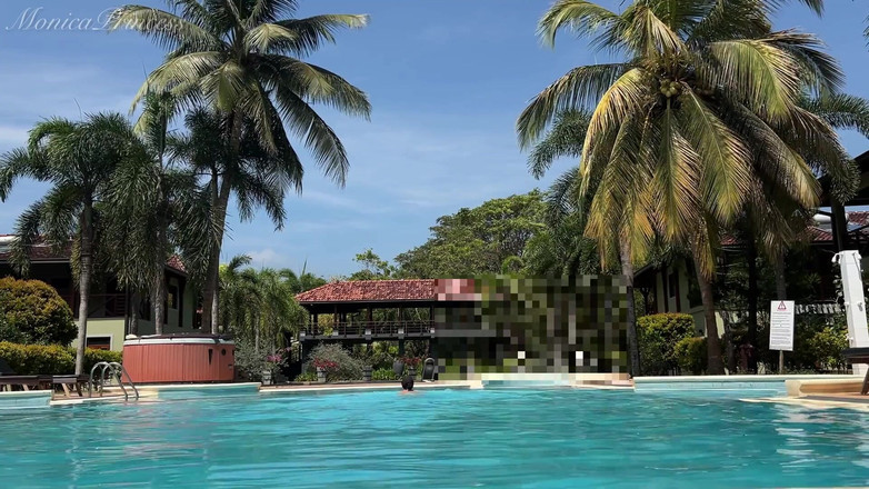 Princess Monica: 수영장에서 비키니를 입고 젖탱이와 보지를 노출