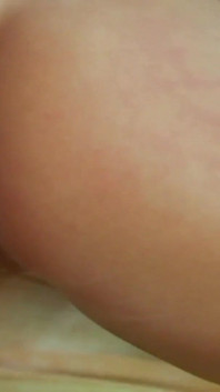 Après avoir baisée la chatte mouillée de cette salope en chaleur aux seins parfaits, elle me suce la bite pour me faire jouir