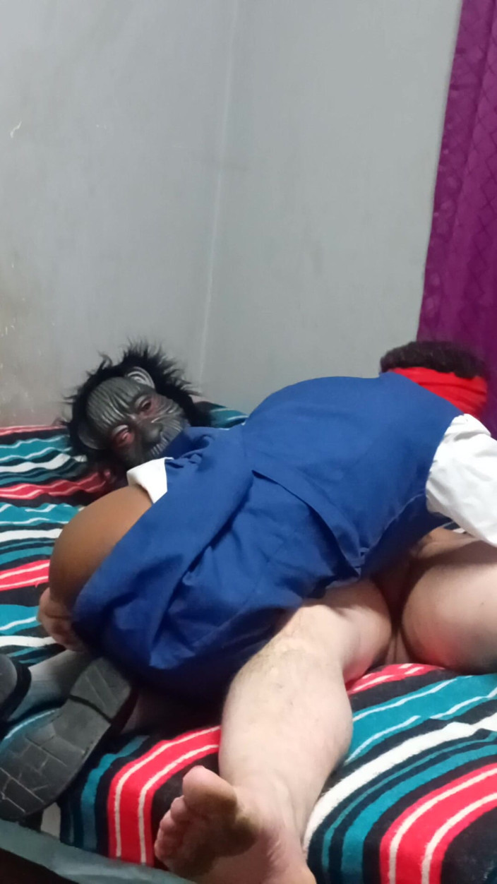 hothouse18xxx: Awek hitam berusia 18 tahun menunggang zakar putih dalam pakaian seragam...