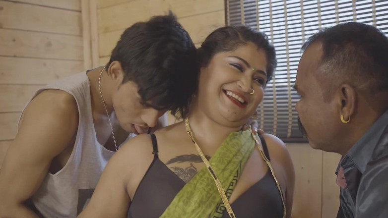 My desi wife: Un beau-père et son fils baisent son kambalibi sexy à gros...