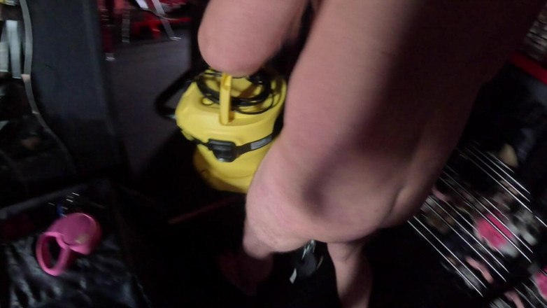 Queen_of_BDSM: 吸尘时，我会把你的拉长！