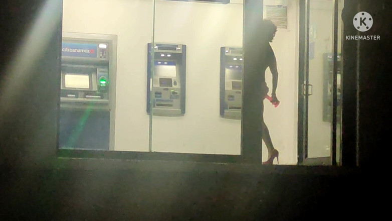 Traviezisha: Banci dalam pakaian jalang melancap pantatnya di atm awam dengan...