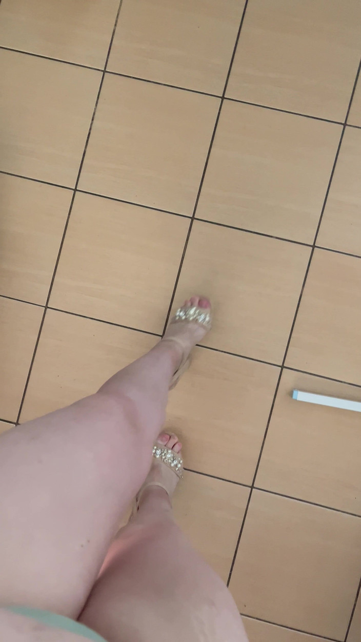 Feet: POV: Chodzenie na obcasach w mieszkaniu