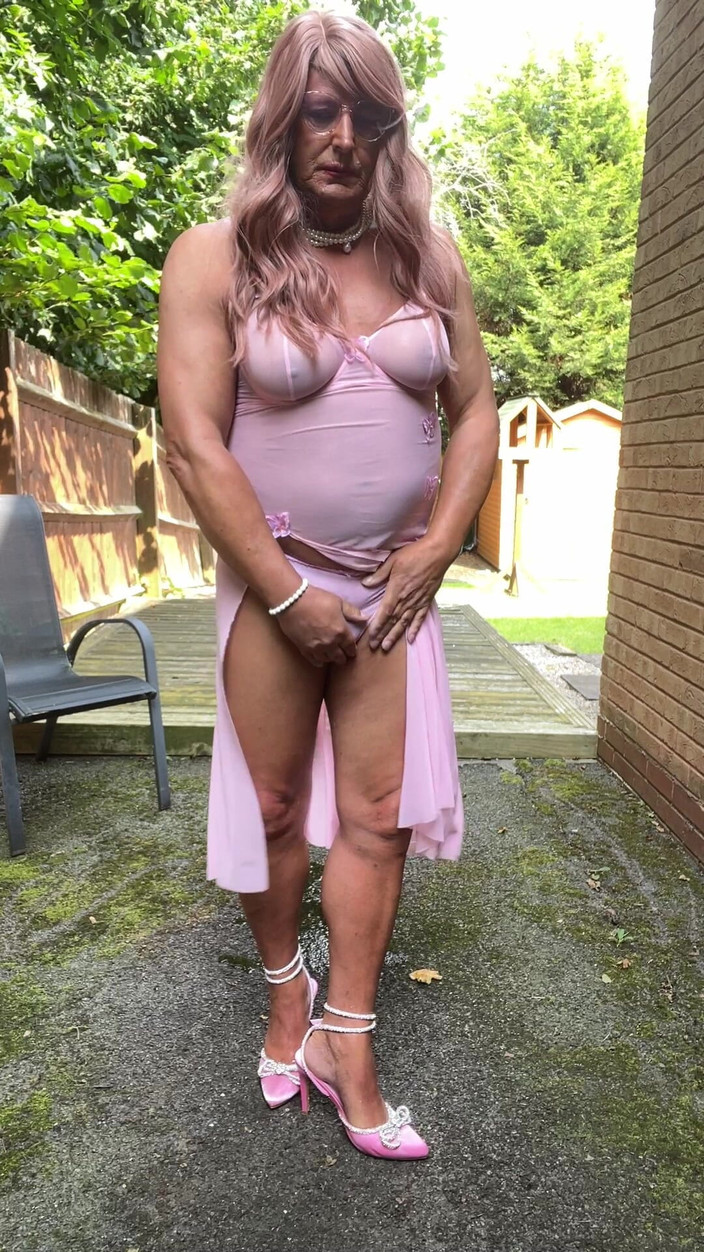 Kellycd2022: Kellycd2022, MILF travesti sexy en robe rose et talons