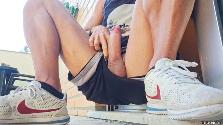 Hotsportfitboy: Sborrata rischiosa su un balcone - quasi beccato