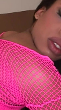 Amante anal Desiree Diamond responde à chamada interracial de dupla penetração dos Dois Homens Brancos
