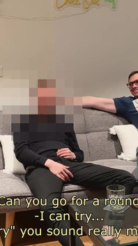 Un Technicien Curieux Invite À Revenir Se Faire Sucer La Bite